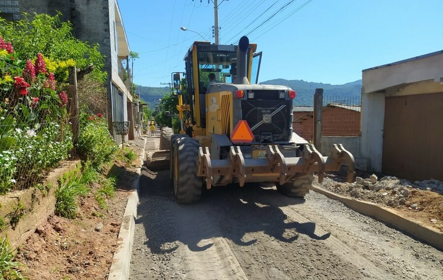Em Sapiranga, rua do bairro Ferrabraz recebe pavimentação asfáltica