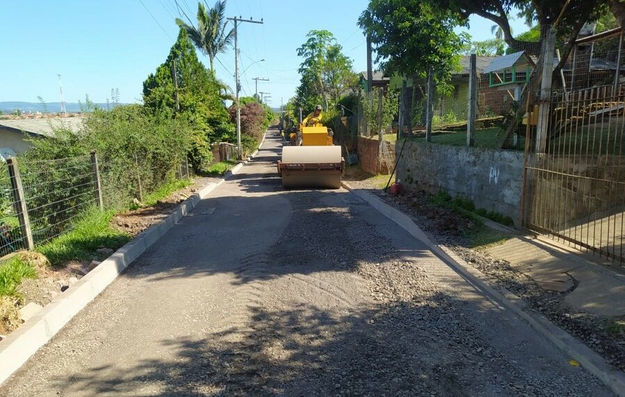 Em Sapiranga, rua do bairro Ferrabraz recebe pavimentação asfáltica