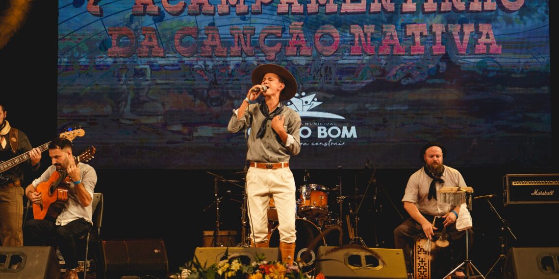 João Vitor Camargo e Vitória Heck são os campeões do 7º Acampamentinho da Canção Nativa de Campo Bom