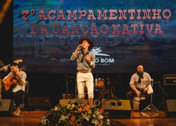 João Vitor Camargo e Vitória Heck são os campeões do 7º Acampamentinho da Canção Nativa de Campo Bom