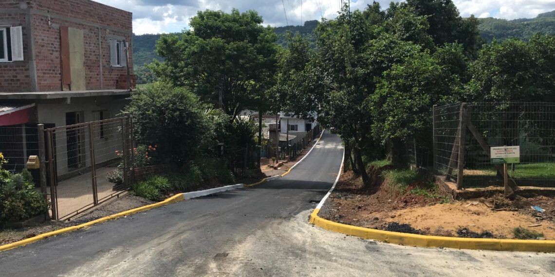 Conclusão do asfalto na Rua Maravilha deixa moradores felizes em Sapiranga