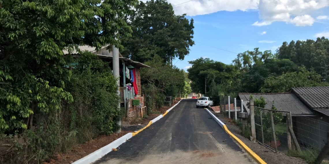 Conclusão do asfalto na Rua Maravilha deixa moradores felizes em Sapiranga