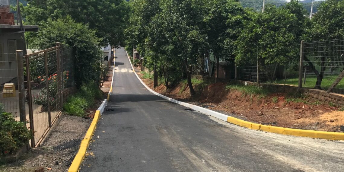 Conclusão do asfalto na Rua Maravilha deixa moradores felizes em Sapiranga