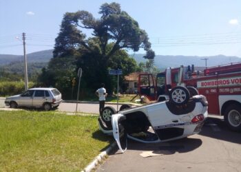 Colisão entre dois veículos causa capotamento de táxi e deixa pessoas feridas em Nova Hartz