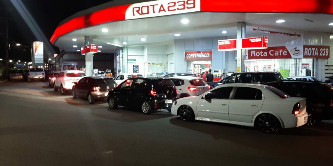 Aumento no preço dos combustíveis provoca filas em postos de Sapiranga