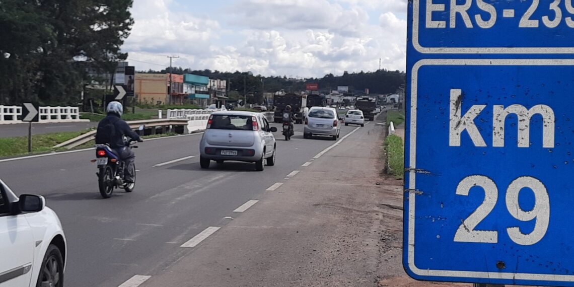 Após chuva e buraqueira, EGR inicia ação de reparos na 239 e projeta serviços na RS-115