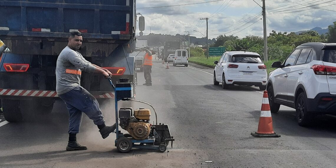 Após chuva e buraqueira, EGR inicia ação de reparos na 239 e projeta serviços na RS-115