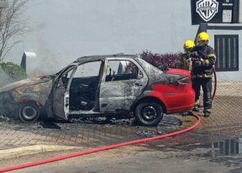 Bombeiros combatem incêndio veicular no Centro de Sapiranga
