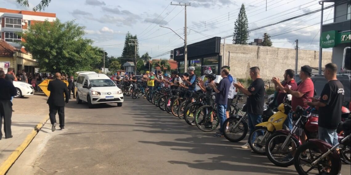 Velório de sapiranguense é acompanhado por ciclistas da cidade