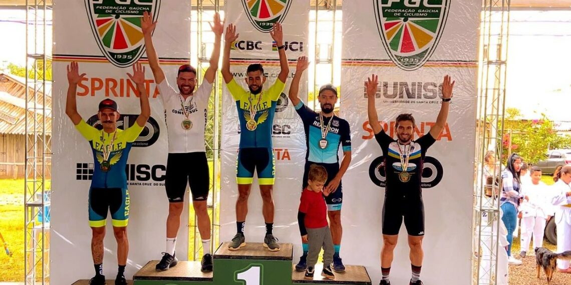 Equipe Eagle sobe ao pódio em etapa do Campeonato Gaúcho de Ciclismo de Estrada