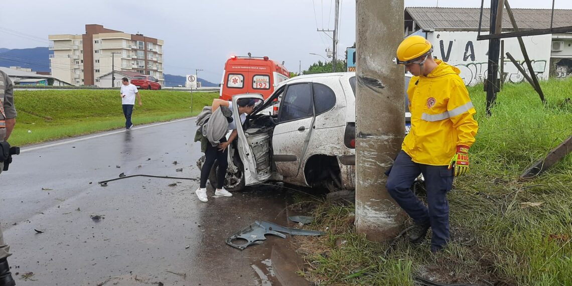 Motorista fica preso às ferragens após acidente de trânsito em Sapiranga