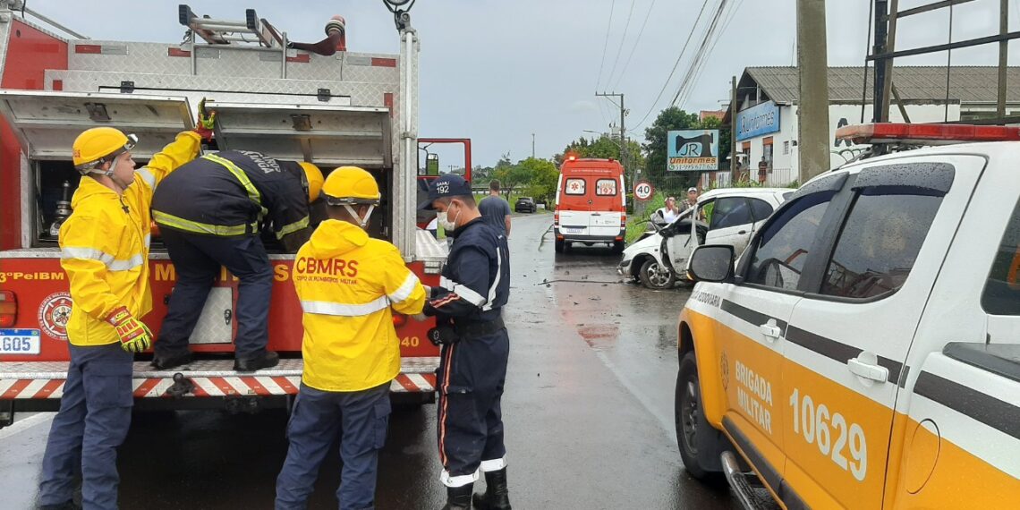 Motorista fica preso às ferragens após acidente de trânsito em Sapiranga