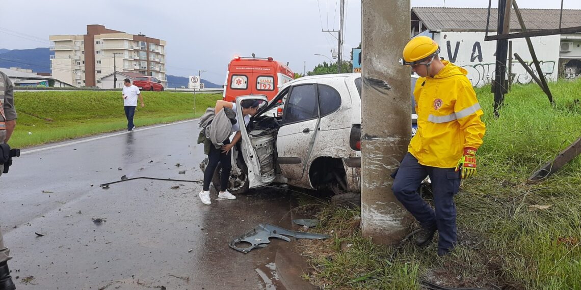 Motorista fica preso às ferragens após acidente de trânsito em Sapiranga