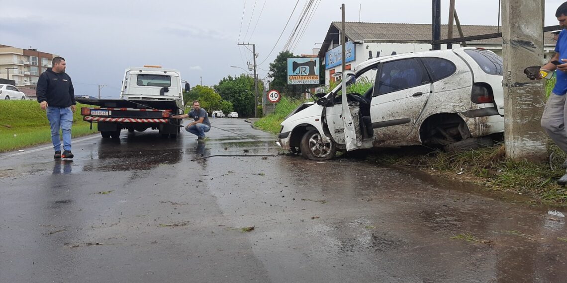 Motorista fica preso às ferragens após acidente de trânsito em Sapiranga