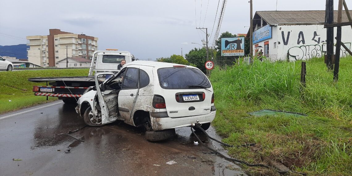 Motorista fica preso às ferragens após acidente de trânsito em Sapiranga