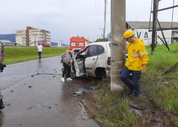 Motorista fica preso às ferragens após acidente de trânsito em Sapiranga