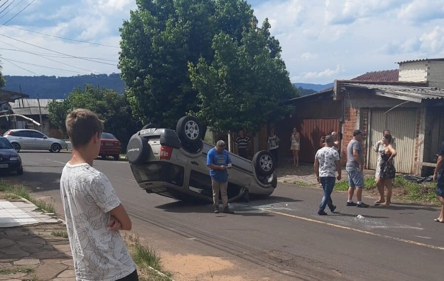 Acidente envolvendo dois carros e moto em Campo Bom