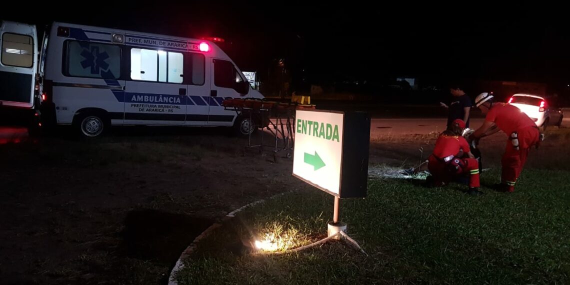 Motorista atinge carroça e foge sem prestar socorro na RS-239; duas pessoas são socorridas
