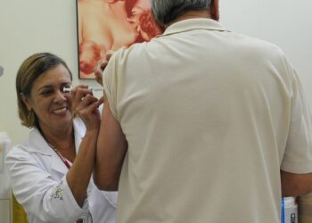 Vacinação contra a gripe começa nesta segunda-feira, 4, em todo o país