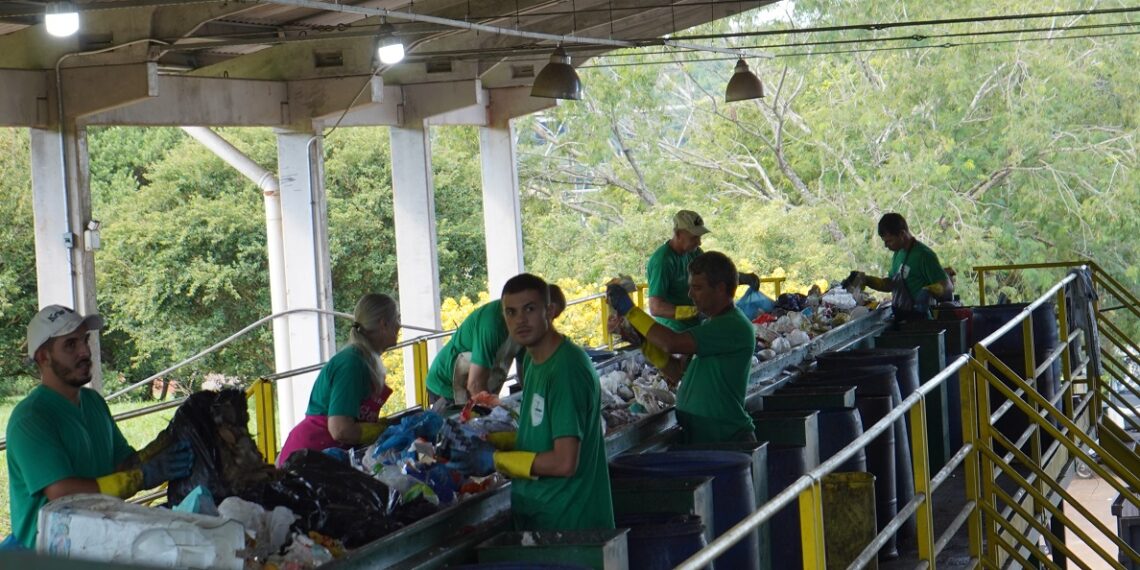 Encontro sobre ecoeducação leva professores de Campo Bom à Usina de Reciclagem