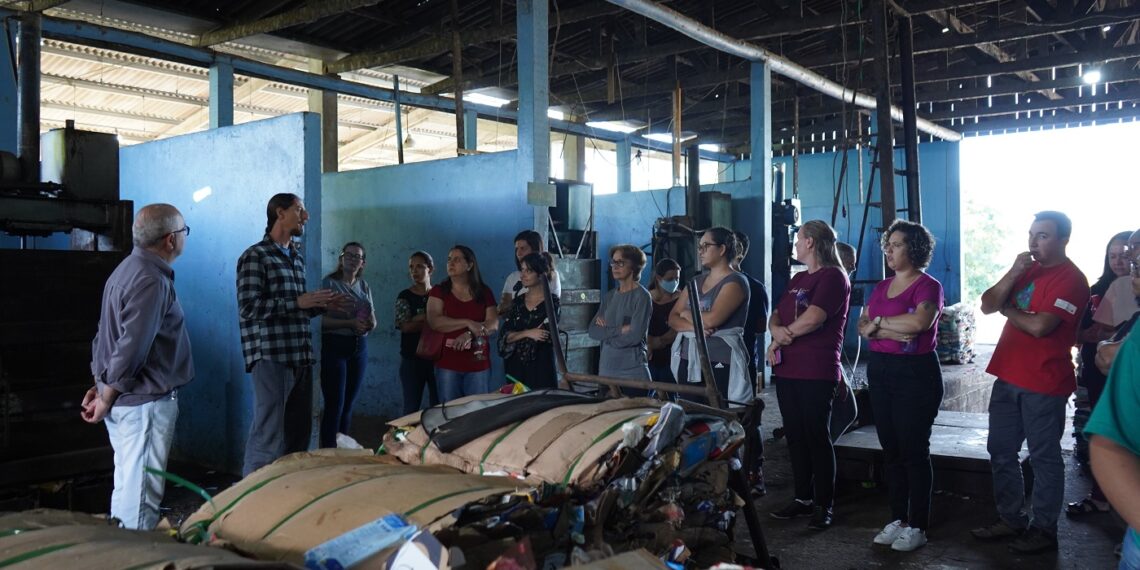 Encontro sobre ecoeducação leva professores de Campo Bom à Usina de Reciclagem