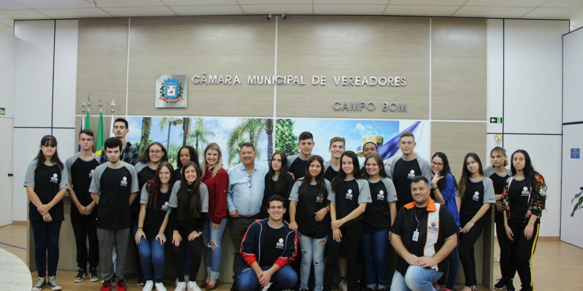 Projeto Câmara Aberta de Campo Bom recebe alunos do Projeto Pescar