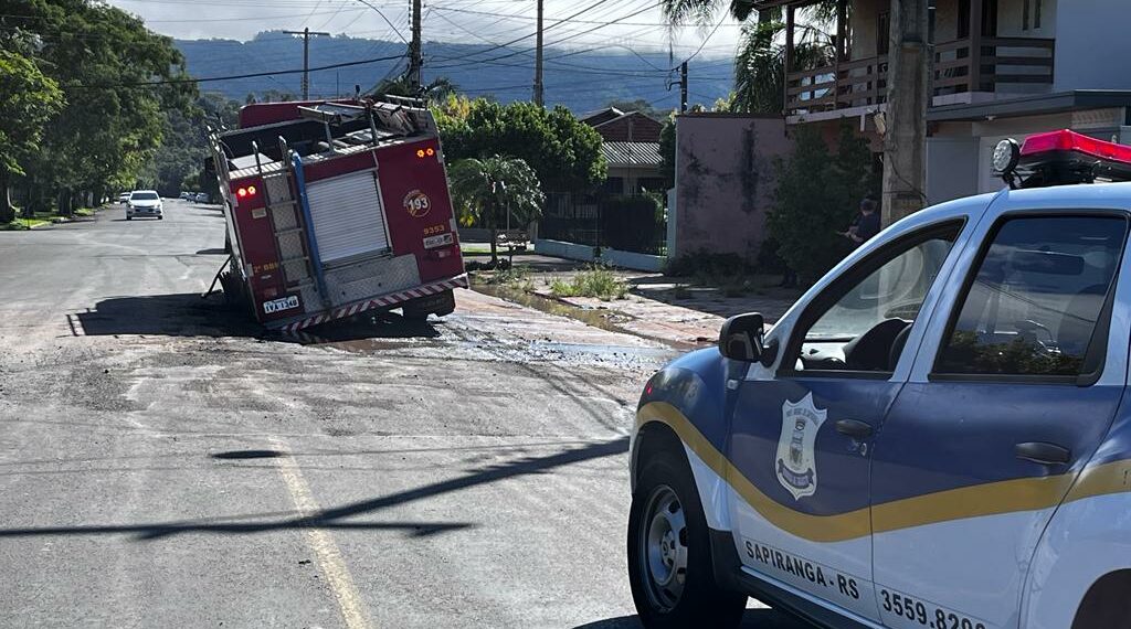 Buraco da Corsan cede e caminhão dos Bombeiros fica preso em Sapiranga