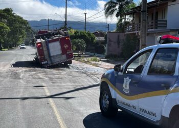 Buraco da Corsan cede e caminhão dos Bombeiros fica preso em Sapiranga