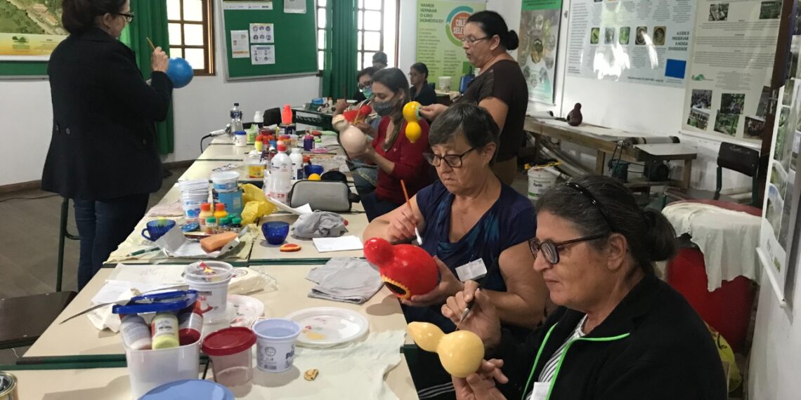 Cemeam realiza cursos de artesanato em porongos