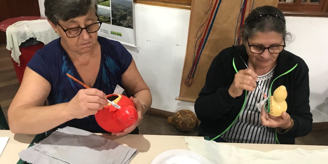 Cemeam realiza cursos de artesanato em porongos