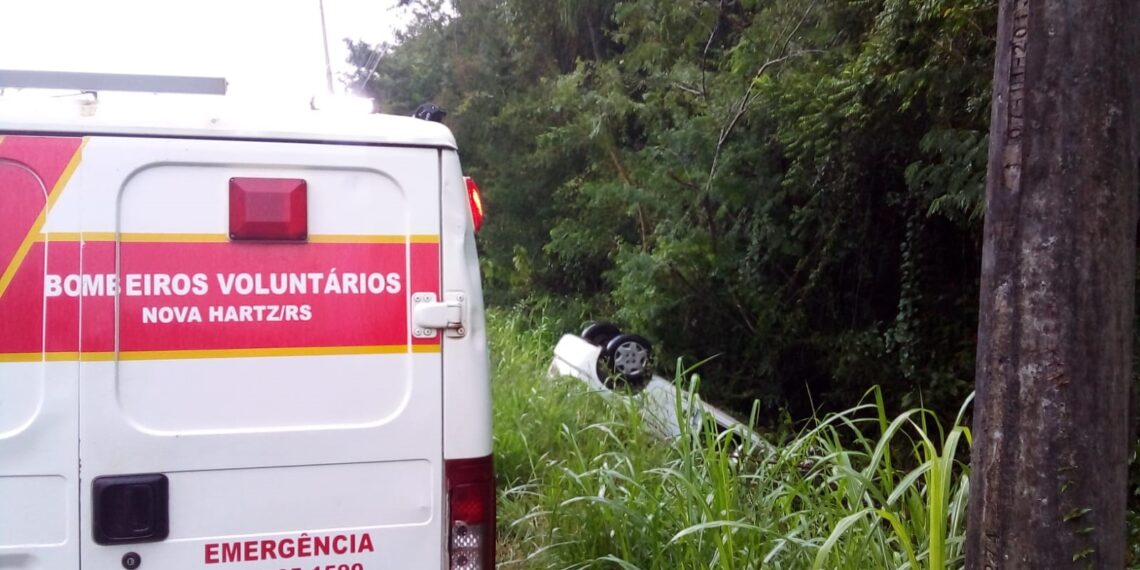 Motorista é socorrida após capotamento em Nova Hartz