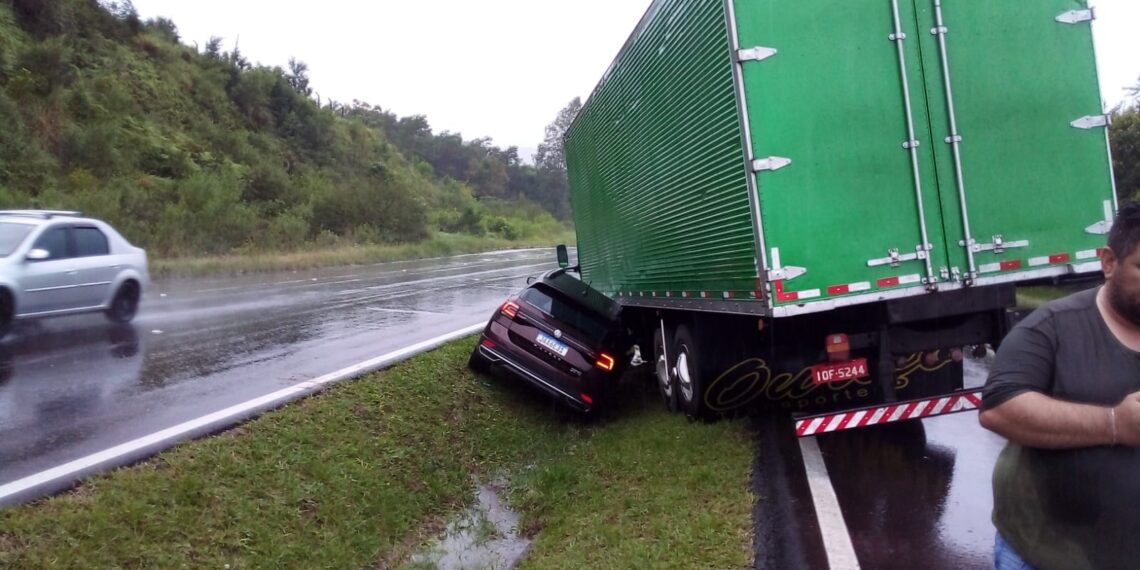 Carro quase é prensado por caminhão na RS-239, em Nova Hartz