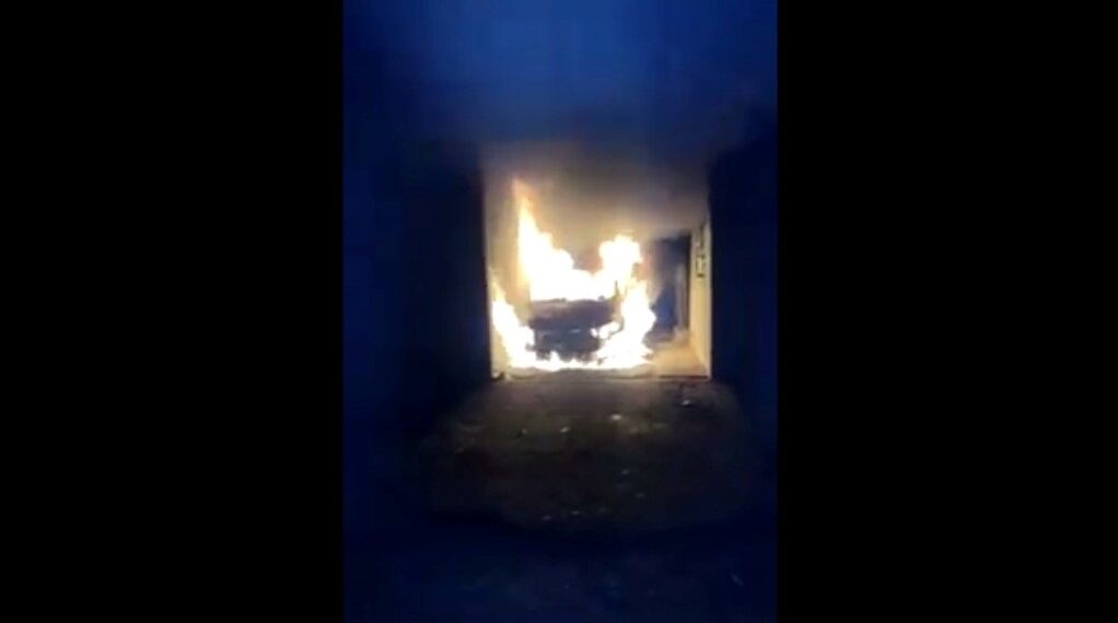 Bandidos incendeiam veículo dentro de garagem de residência em Sapiranga