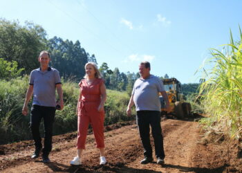 Prefeita de Sapiranga vistoria obras de melhorias em estradas da Zona Rural