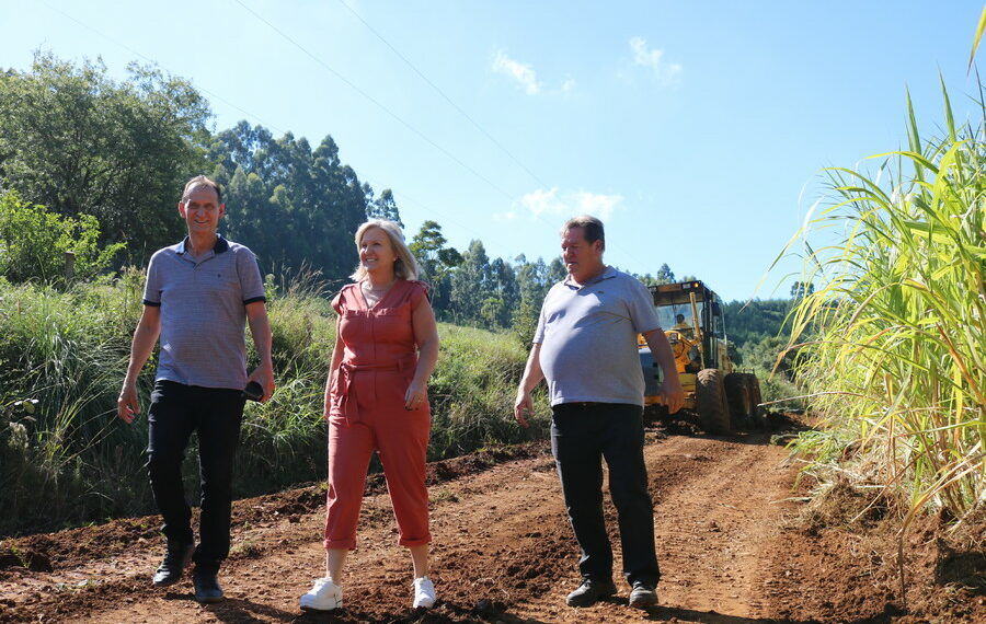 Prefeita de Sapiranga vistoria obras de melhorias em estradas da Zona Rural