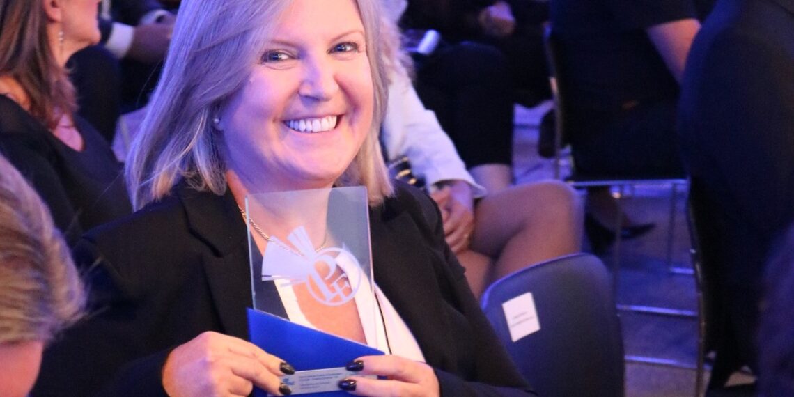 Prefeita de Sapiranga recebe troféu de finalista em Prêmio Prefeito Empreendedor