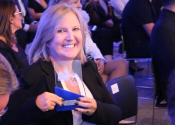 Prefeita de Sapiranga recebe troféu de finalista em Prêmio Prefeito Empreendedor