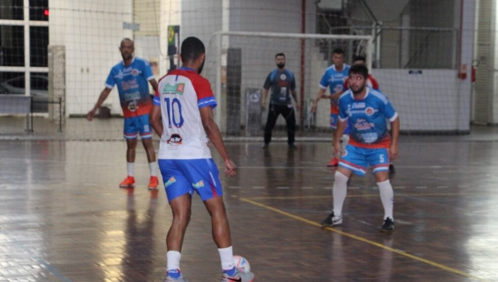 Amigos da Bola e Milan seguem na frente no Futsal Série Ouro de Campo Bom