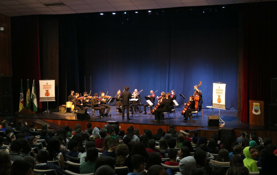 Alunos de Sapiranga prestigiam concerto didático no Centro de Cultura
