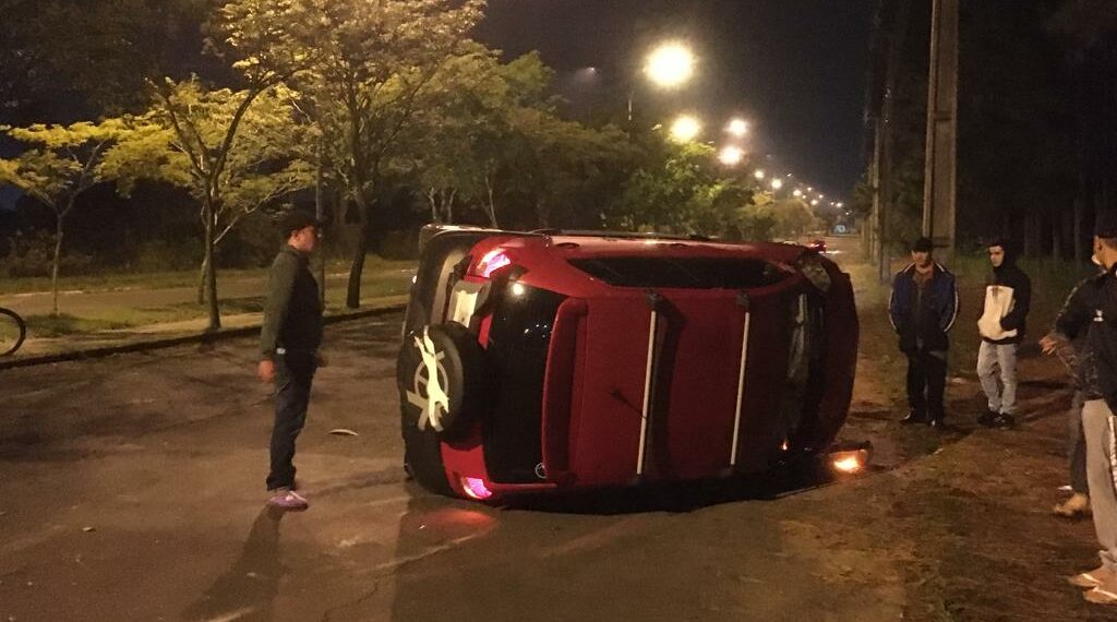 Motorista perde o controle da direção e capota veículo em Sapiranga