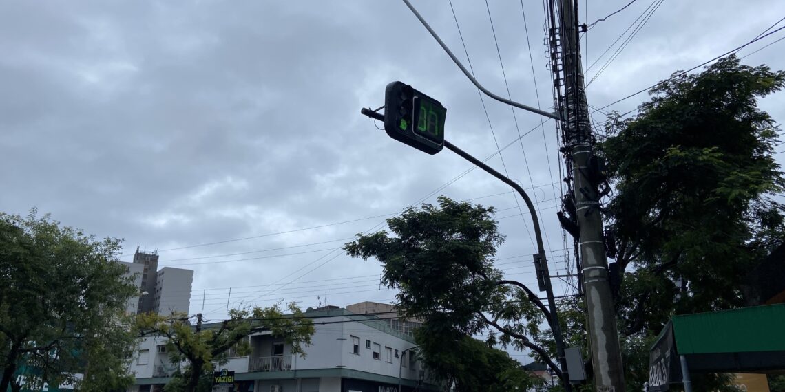 Efeito do Ciclone Yakecan causa estragos em cidades da região, inclusive com morador ferido