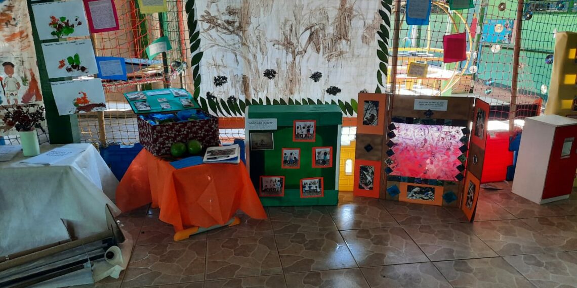 Exposição de trabalhos na UEI Dr. Décio em Sapiranga