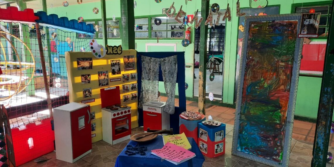 Exposição de trabalhos na UEI Dr. Décio em Sapiranga
