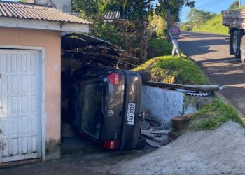 Motorista perde o controle de veículo e invade residência em Sapiranga
