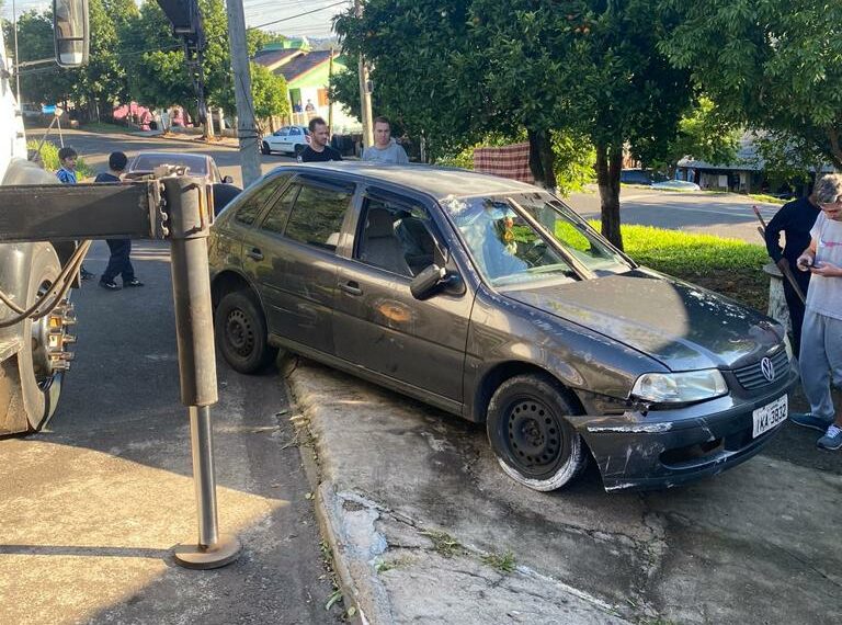 Motorista perde o controle de veículo e invade residência em Sapiranga