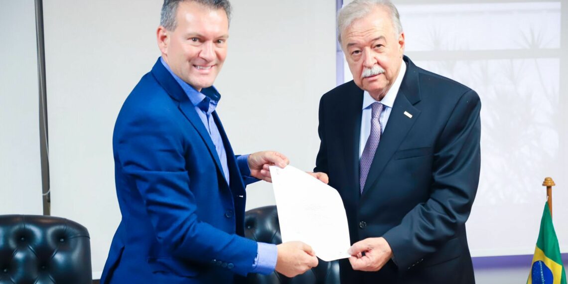 Dalciso entrega relatório da Comissão da Indústria na Fiergs