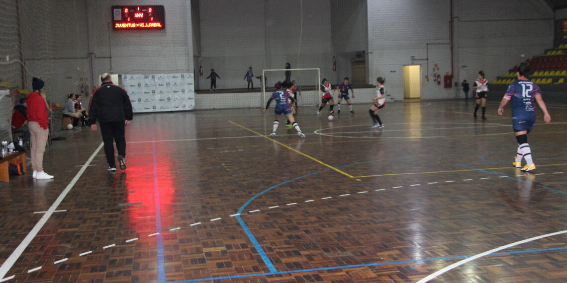 Equilíbrio marca a primeira rodada do Campeonato Municipal de Futsal Feminino de Campo Bom