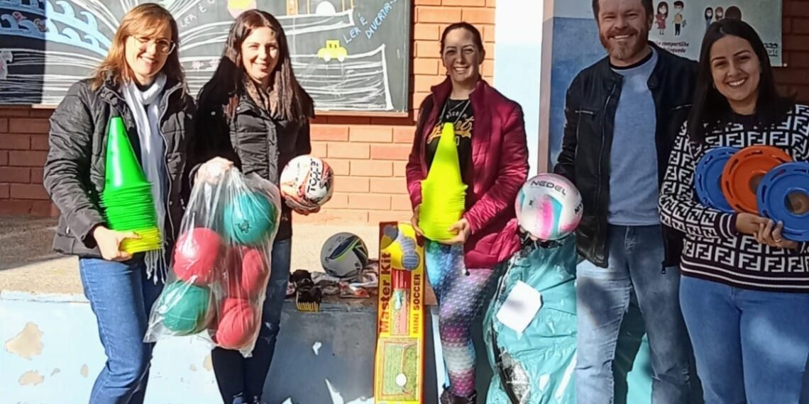 Nova Hartz realiza entrega de materiais esportivos
