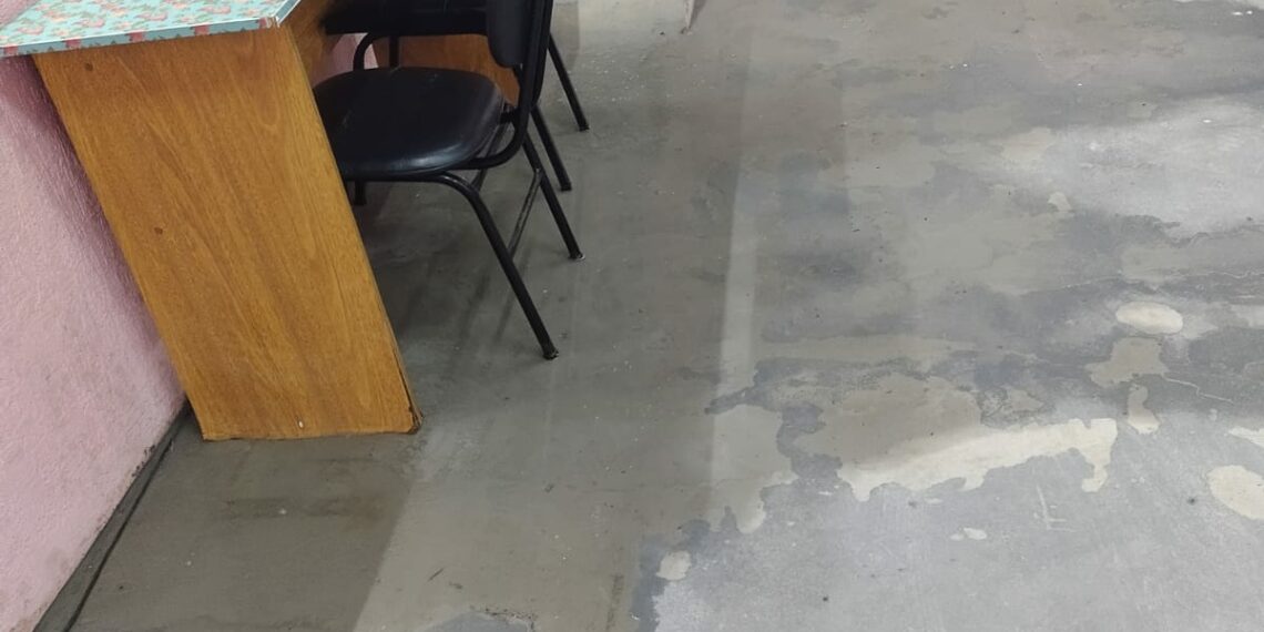 Vereadoras de Araricá constatam goteiras no Centro de Cultura