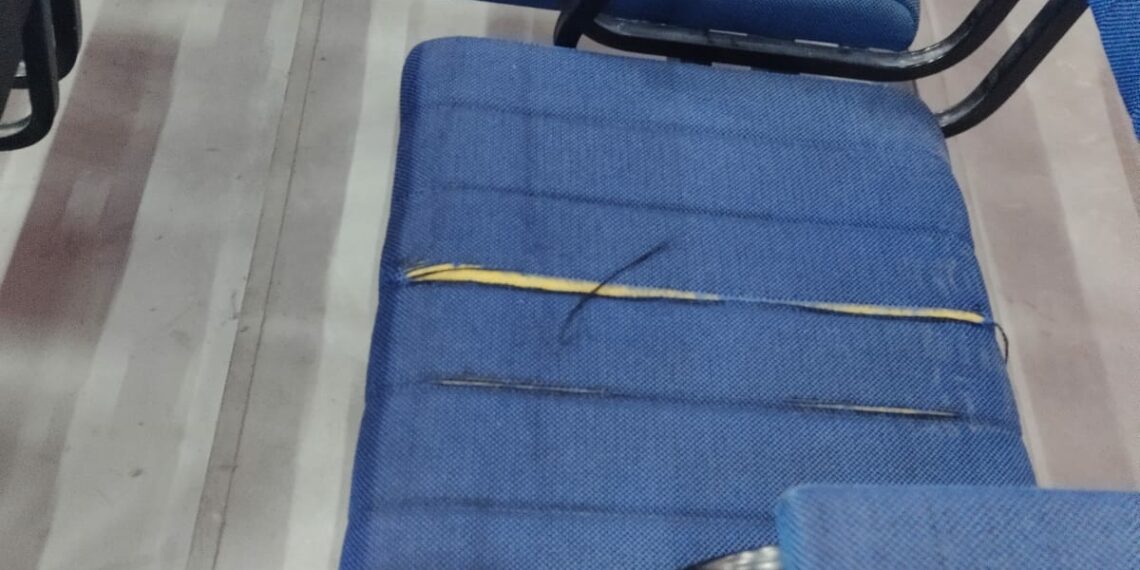 Vereadoras de Araricá constatam goteiras no Centro de Cultura